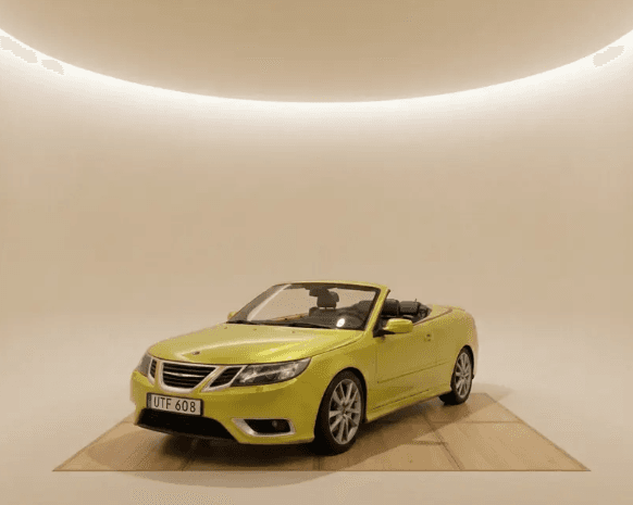 Bil på parkeringsplats